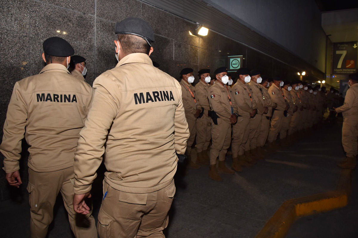 Personal de la Marina en el aeropuerto internacional de la Ciudad de Mxico